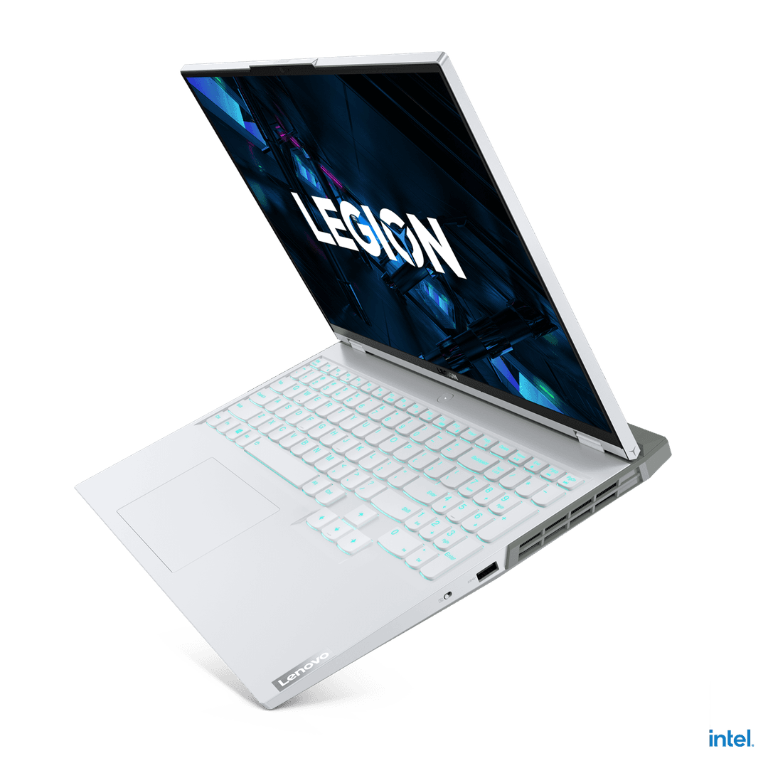 Lenovo Legion 5i Pro blanc avec écran affichant le logo Legion, clavier rétroéclairé bleu ciel et ports de connexion visibles