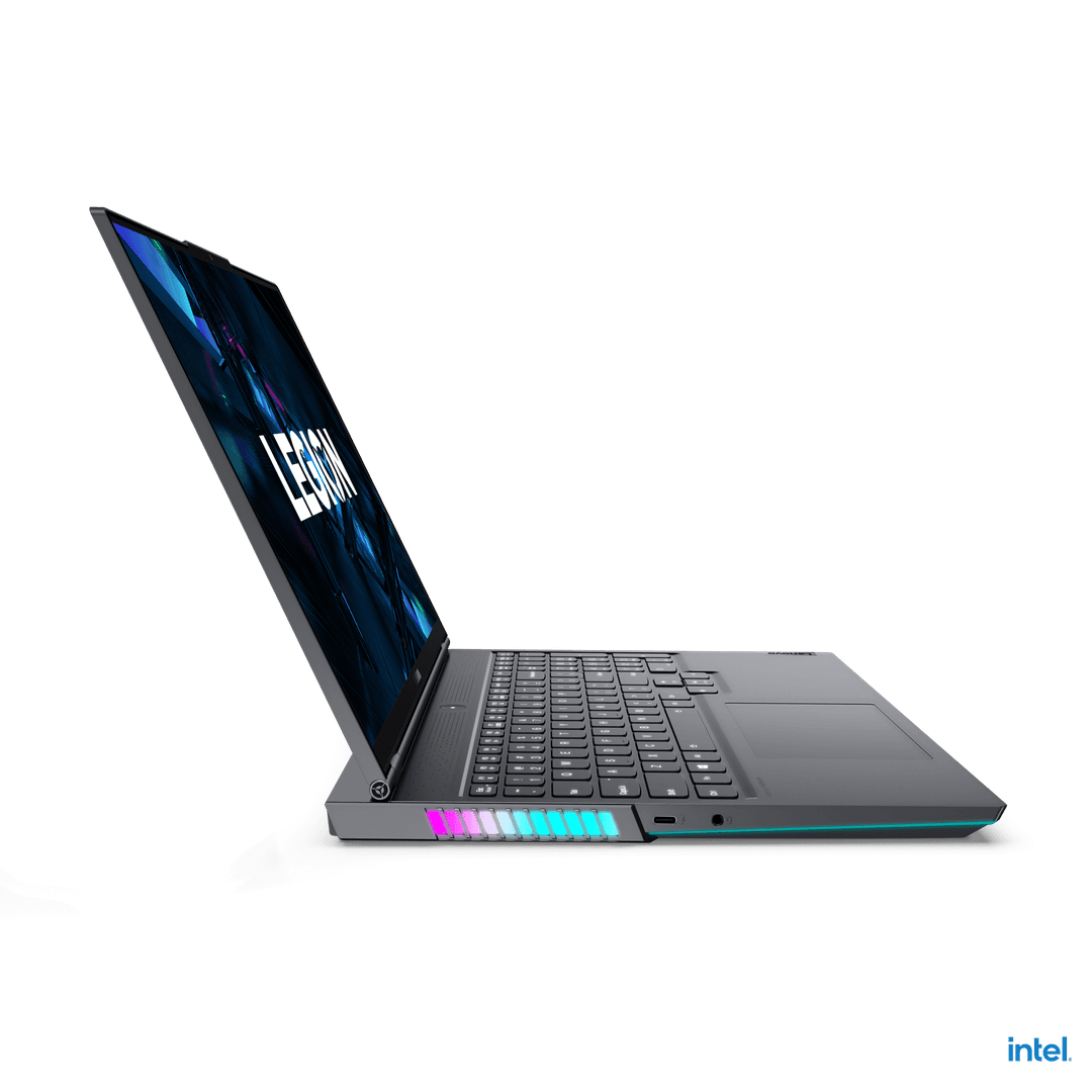 Lenovo Legion 7i, portable gaming gris anthracite avec écran bleu affichant le logo Legion, clavier et bande LED RGB colorée