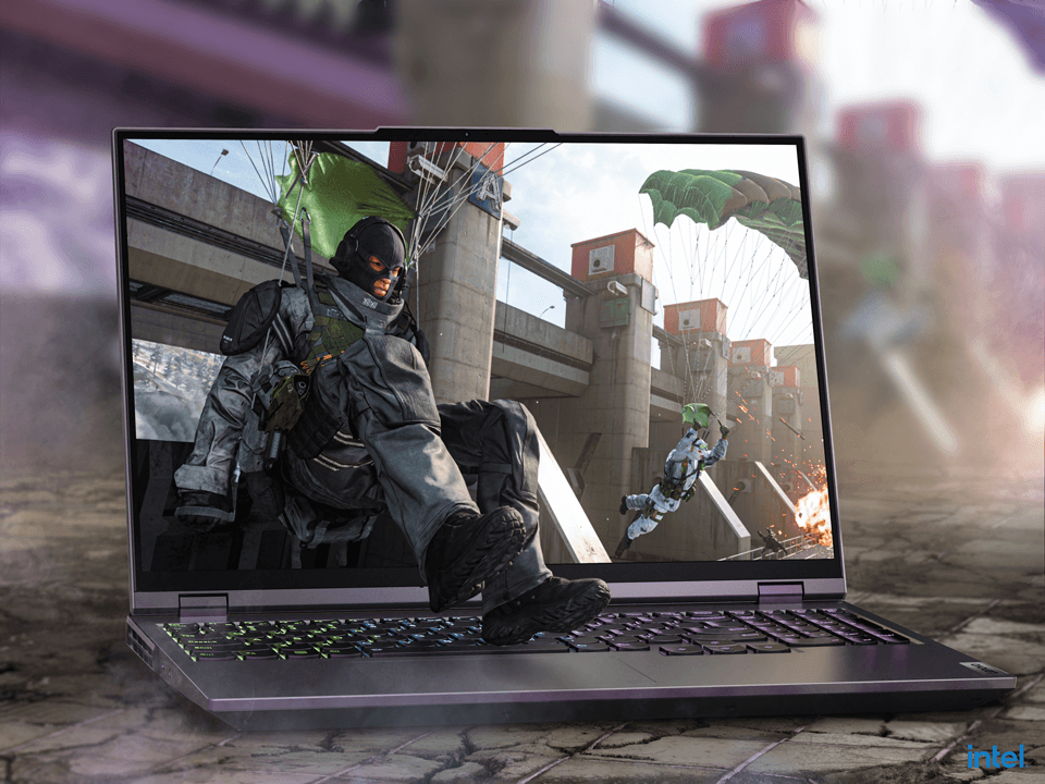Ordinateur portable Lenovo Legion affichant une scène de jeu vidéo d'action avec personnage armé en environnement urbain