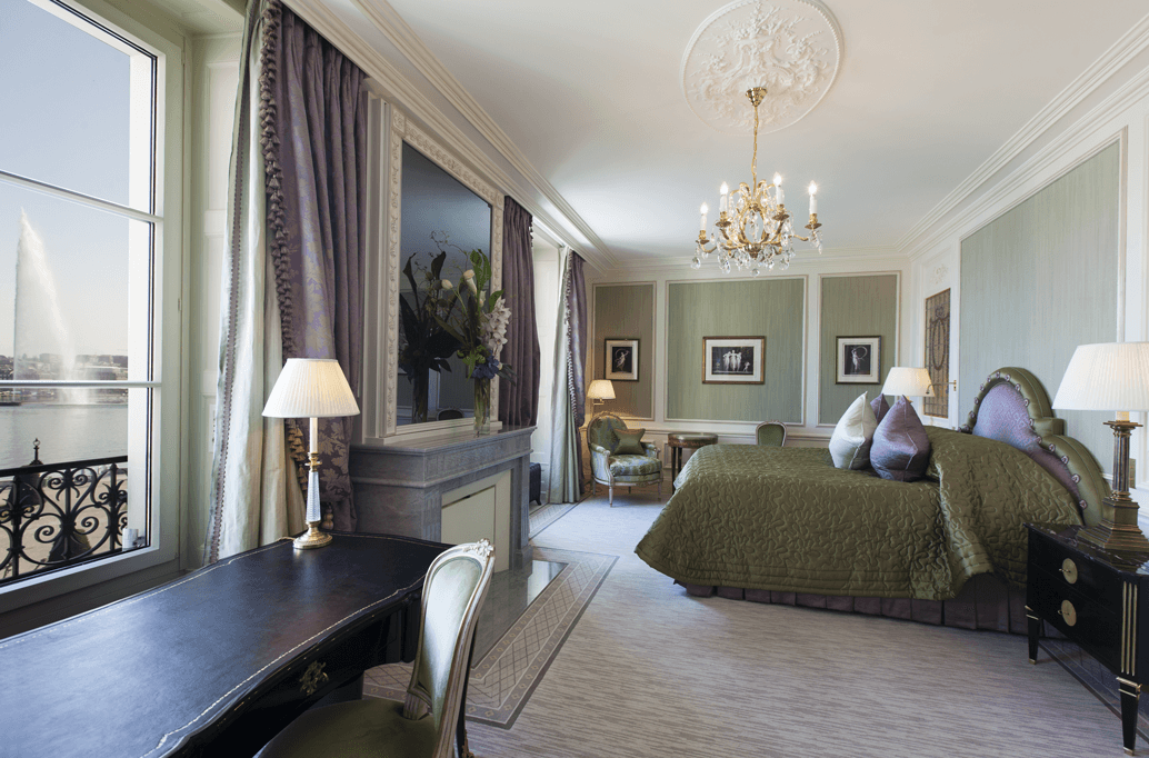 Suite luxueuse du Beau-Rivage à Genève avec vue sur le lac Léman, mobilier classique et décoration aux tons verts et pourpres