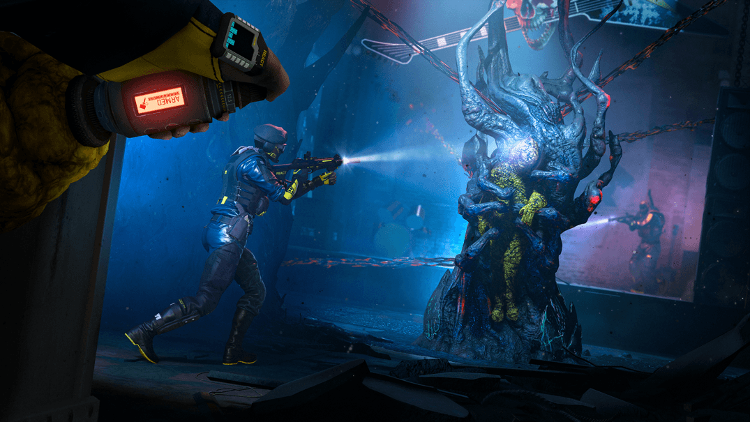 Agent de Rainbow Six Extraction en tenue de combat tirant sur une créature extraterrestre bioluminescente dans une zone d'endiguement souterraine bleue