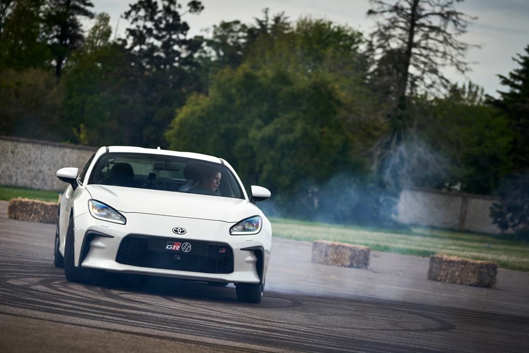 Toyota GR 86 blanche en dérive sur le circuit du Goodwood Festival of Speed, pilotée par un professionnel