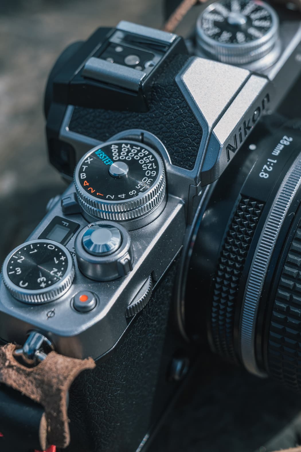 Nikon Z fc, appareil photo hybride noir avec molettes de réglage, commande i et objectif, vue détaillée du dessus