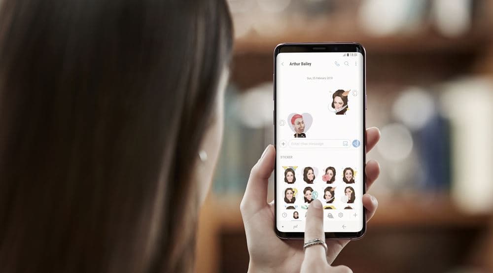 Samsung Galaxy S9 affichant l'interface de création d'emojis personnalisés 3D avec plusieurs variations d'expressions faciales sur l'écran