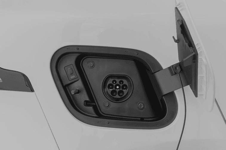 Sportage PHEV, prise de recharge électrique ouverte sur le flanc du SUV blanc