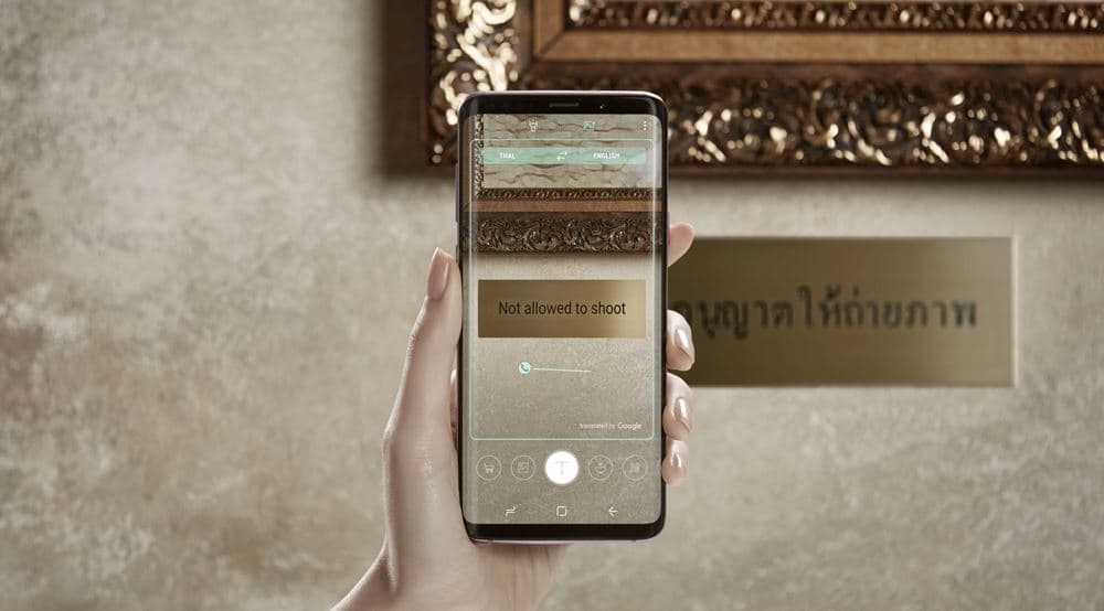 Galaxy S9 affichant Bixby Vision traduisant un texte thaï en anglais sur un mur