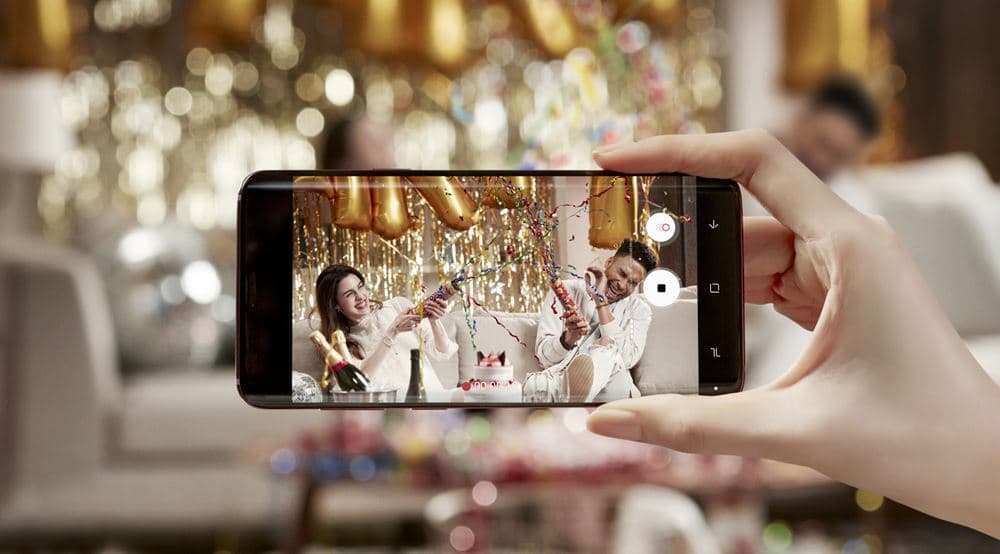 Samsung Galaxy S9 affichant une vidéo de deux personnes célébrant avec des confettis dorés