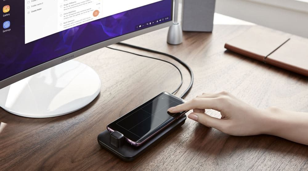 Galaxy S9 connecté au DeX Pad sur un bureau avec écran, souris et clavier