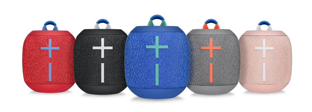Cinq enceintes portables Ultimate Ears Wonderboom 2 alignées en rouge, noir, bleu, gris et rose