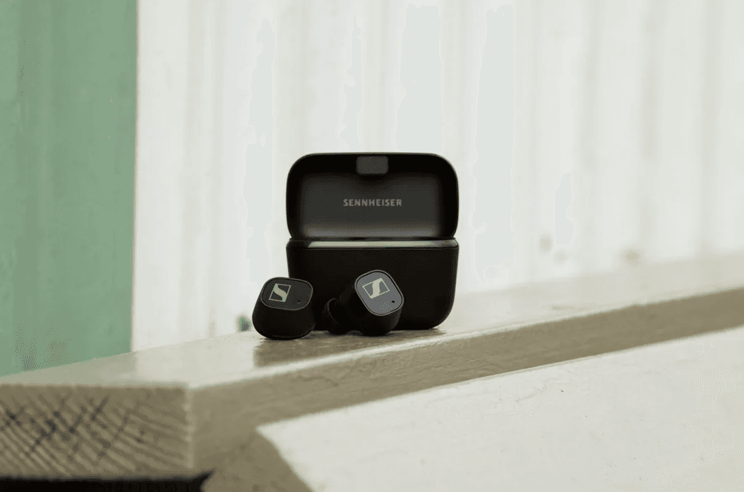 Écouteurs Sennheiser CX Plus True Wireless noirs avec boîtier de charge, posés sur une étagère