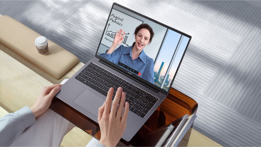 Huawei Matebook D 16 en vidéoconférence, affichant une femme en appel vidéo sur son écran