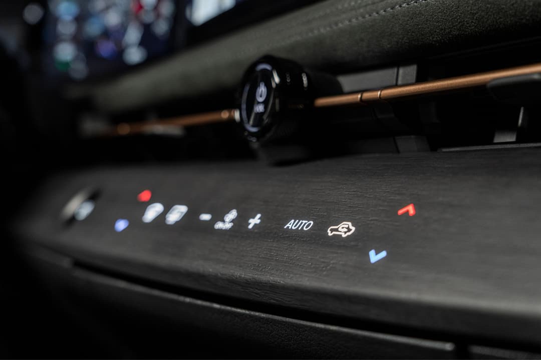 Tableau de bord de la Nissan Ariya avec interrupteurs capacitifs haptiques illuminés et levier de vitesses compact