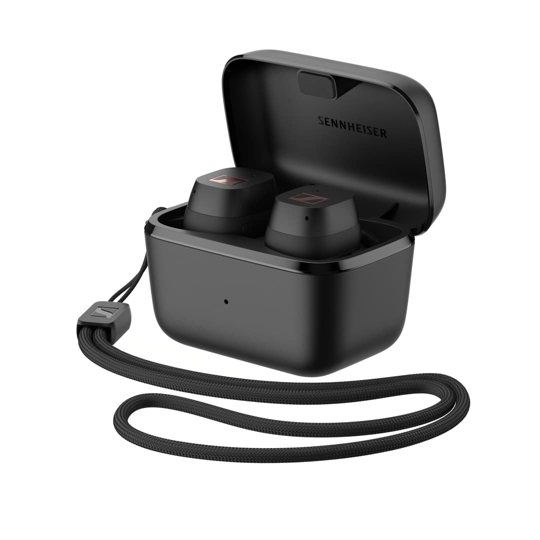 Écouteurs Sennheiser SPORT True Wireless noirs avec boîtier de charge ouvert et cordon de transport attaché
