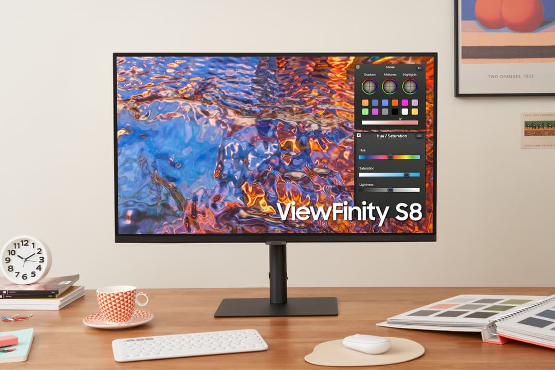 Moniteur Samsung ViewFinity S8 affichant une image abstraite aux teintes bleues et orangées, avec palette de couleurs visible sur l'écran
