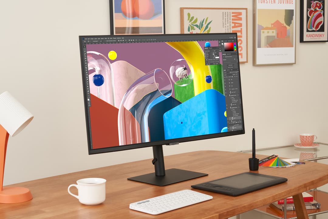 Moniteur Samsung ViewFinity S8 affichant un logiciel de design graphique avec une illustration colorée, sur un bureau de travail créatif