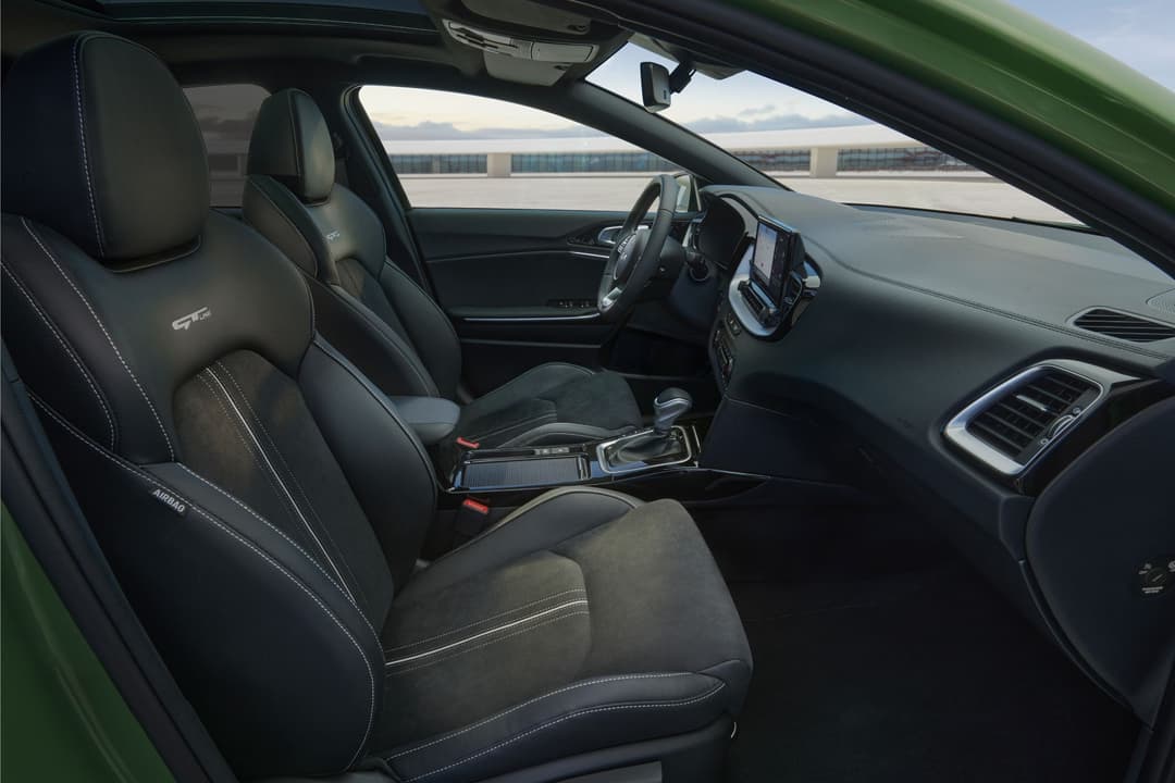 Intérieur de la Kia XCeed avec sièges en cuir noir, tableau de bord chromé et écran tactile, portes ouvertes