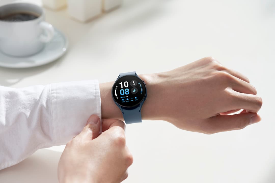 Galaxy Watch5 au poignet affichant l'heure et des données de santé sur son écran circulaire noir