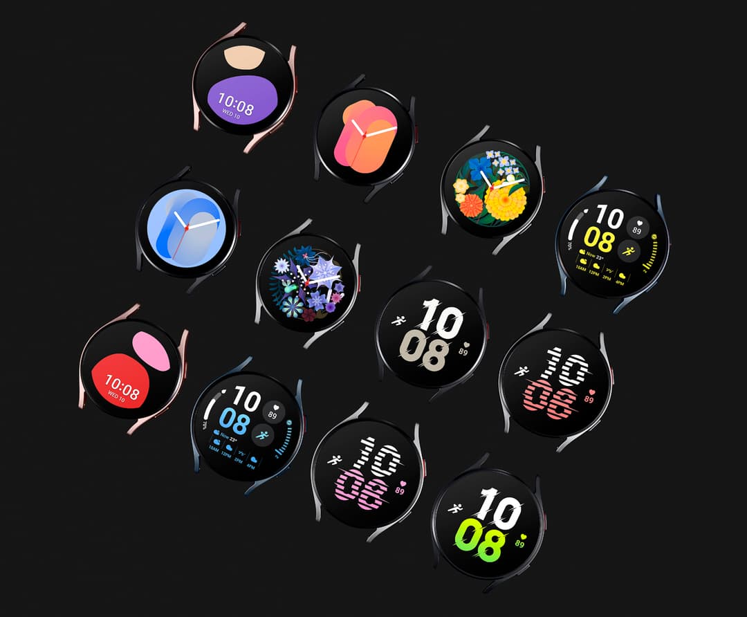 Neuf Galaxy Watch5 avec des bracelets colorés affichant différents cadrans numériques et analogiques