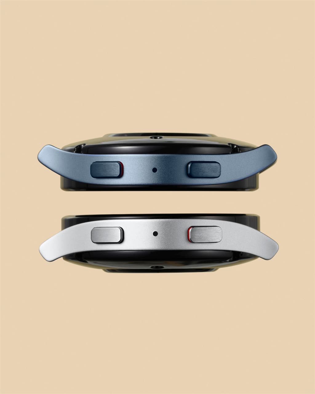 Deux Galaxy Watch vues de dessus, l'une aux bracelets bleus et l'autre aux bracelets blancs, sur fond beige