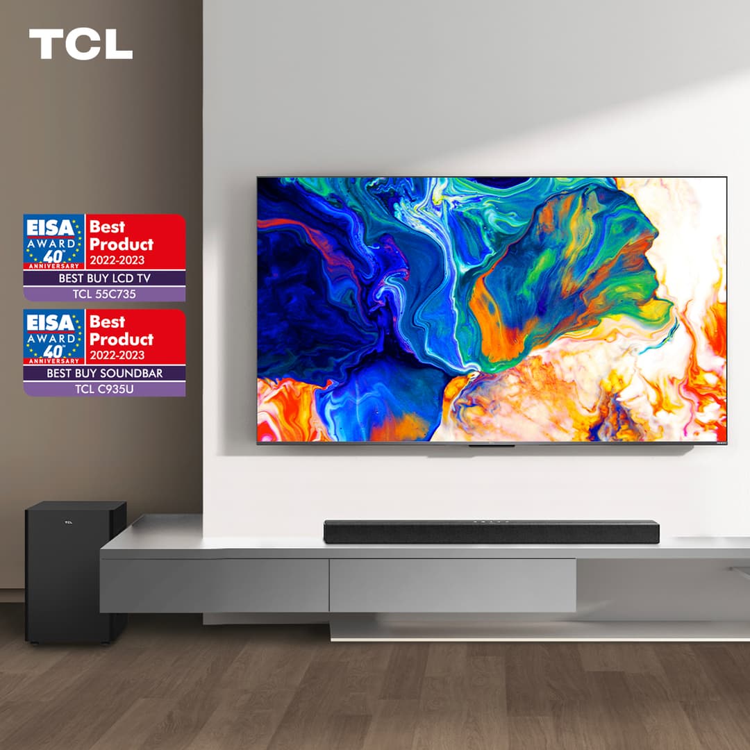 Téléviseur TCL 55C735 affichant des motifs colorés bleus, oranges et verts, avec barre de son et subwoofer, badges EISA Best Product 2022-2023 à gauche