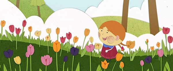 Anna avec cheveux roux et robe rouge, souriante dans un champ de tulipes multicolores sous un ciel bleu