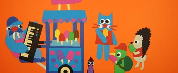 Colorée avec personnages animés autour d'un bâtiment bleu sur fond orange, pour l'affiche du film d'animation Le Voyage de Chihiro