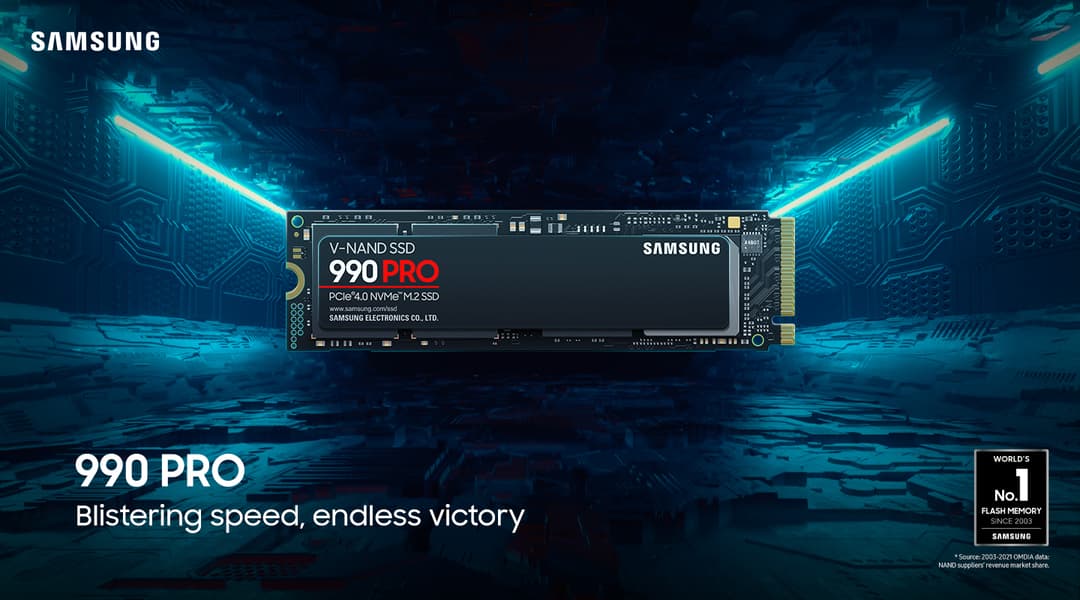SSD Samsung 990 PRO sur fond bleu digital avec motif de circuit électronique et texte « Blisering speed, endless victory »