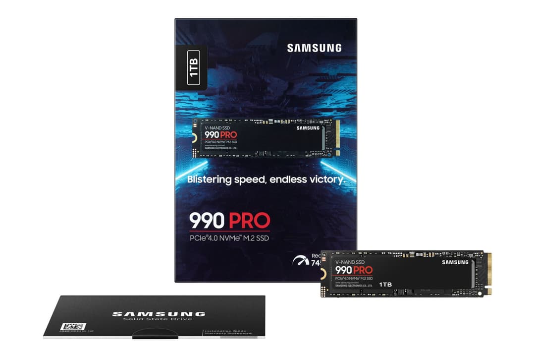 Samsung SSD 990 PRO, disque dur M.2 NVMe PCIe 4.0 noir avec connecteur doré, affiché sur son emballage bleu et noir avec texte « Blistering speed, endless victory »