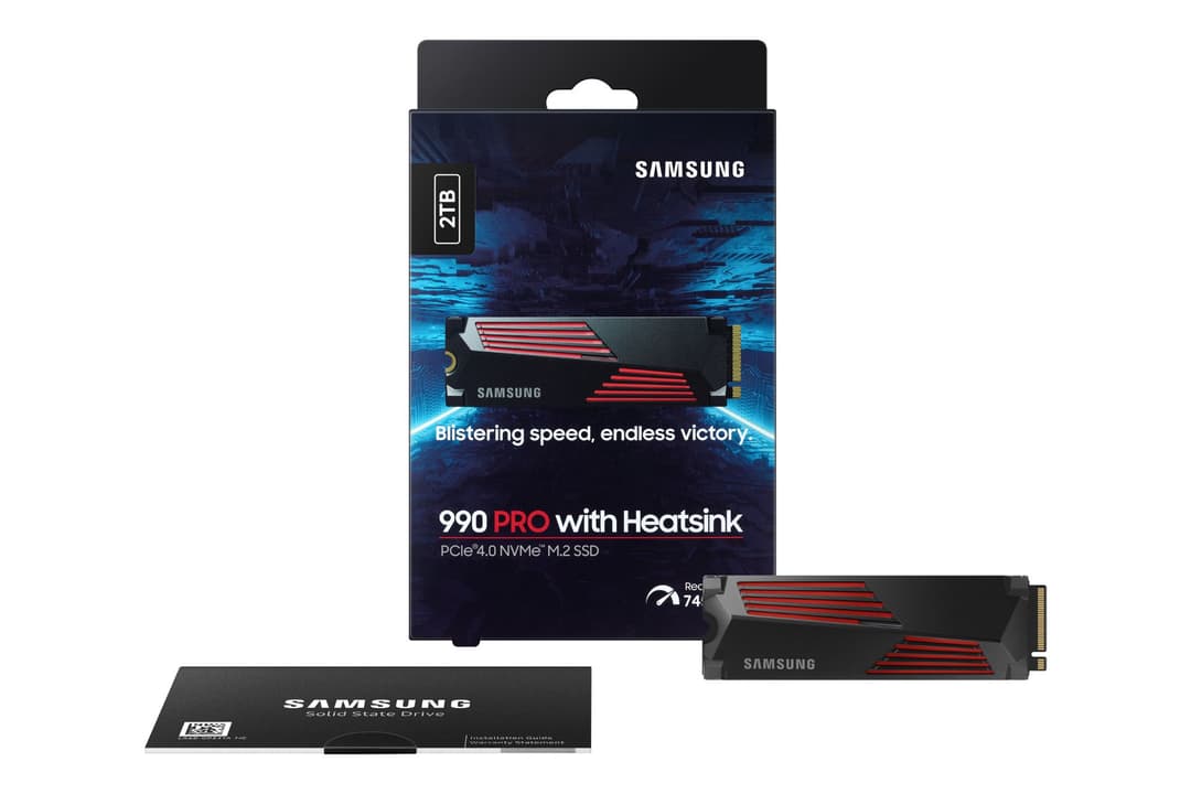 Disque SSD Samsung 990 PRO avec dissipateur thermique, présenté dans son emballage bleu et noir ainsi qu'en dehors, montre le composant noir avec radiateur rouge