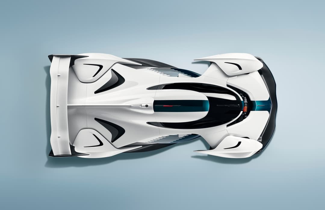 McLaren Solus GT vue de dessus, monoplace blanche et noire avec cockpit fermé sur fond bleu clair