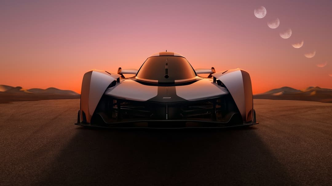 McLaren Solus GT de face dans un désert au coucher de soleil avec des phases lunaires en arrière-plan