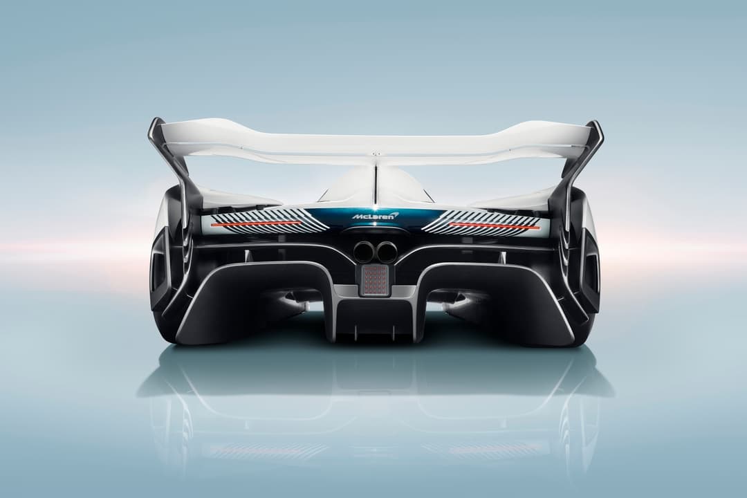 McLaren Solus GT vue de l'arrière, carrosserie blanche et noire, diffuseur aérodynamique imposant et prise d'air intégrée à l'arceau de sécurité