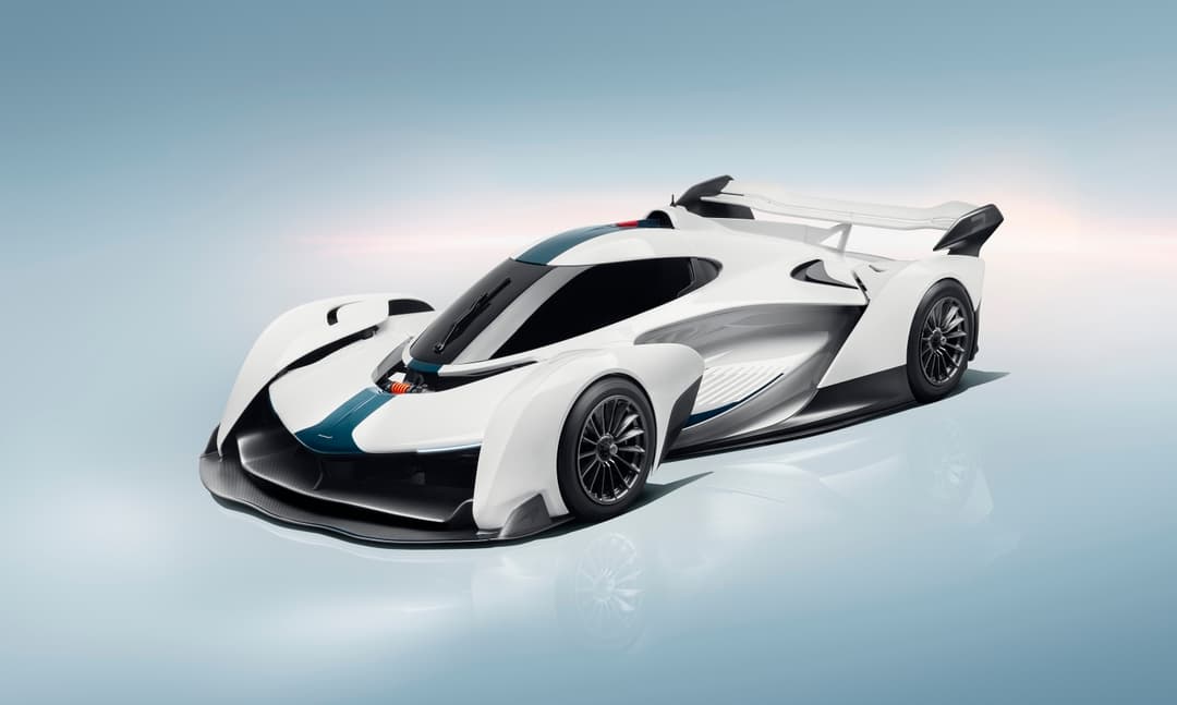McLaren Solus GT blanche et noire, vue de trois quarts, avec aileron arrière et carénages aérodynamiques en fibre de carbone