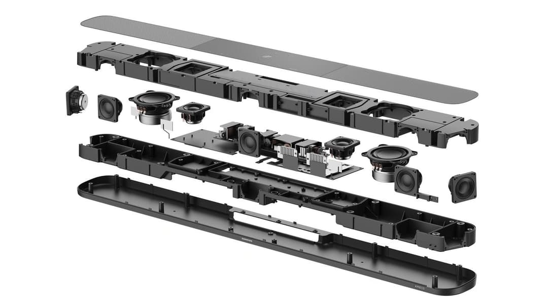 Composants internes et externes de la barre sonore Sennheiser Ambeo Soundbar Plus démontés et disposés en couches