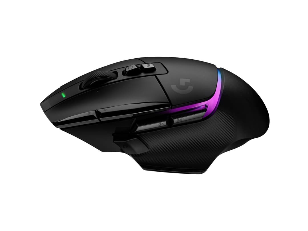 Souris gaming Logitech G502 X noire avec accents violets et éclairage RGB, reposant sur un socle