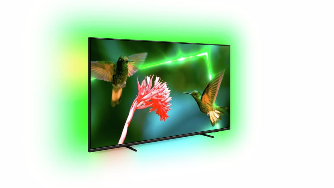 TV Philips Ambilight Mini-LED affichant des colibris et une fleur rouge, avec rétroéclairage vert et bleu