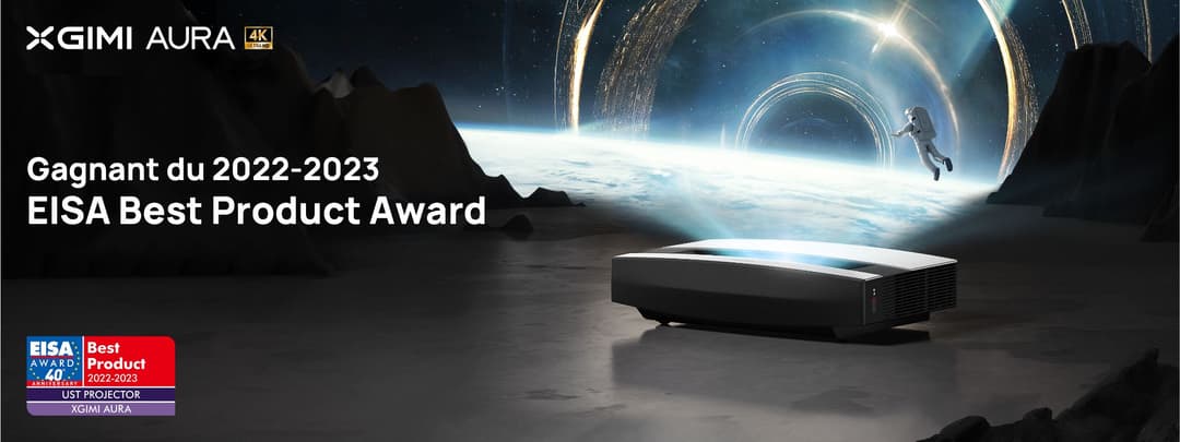 Vidéoprojecteur XGIMI Aura 4K noir sur surface rocheuse, avec univers cosmique projeté, logo EISA Best Product Award 2022-2023