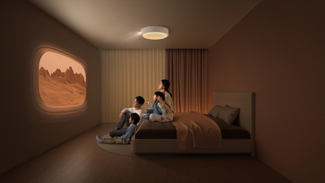XGIMI Magic Lamp dans une chambre d'enfants, projetant un paysage de montagne sur le mur, luminaire de plafond allumé