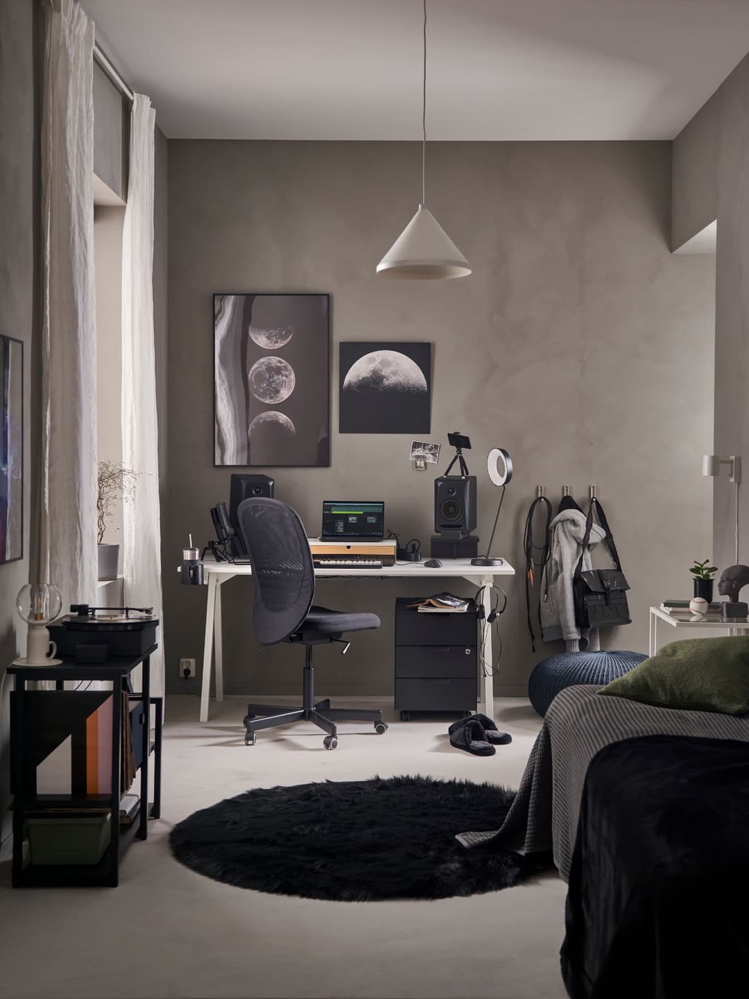 Chambre moderne grise et noire avec bureau, fauteuil, luminaire suspendu, posters de lune, tapis noir et accessoires IKEA Swedish House Mafia