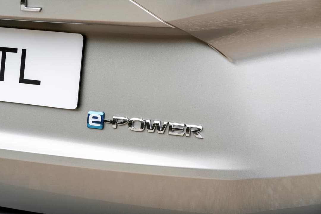 Badge e-POWER sur la carrosserie grise du nouveau Nissan X-Trail