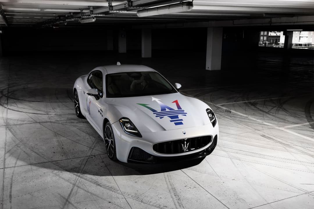 Maserati GranTurismo blanche avec logo Maserati sur le capot, garée dans un parking souterrain
