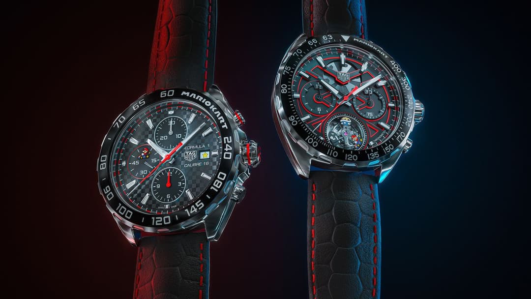 Deux montres Tag Heuer Formula 1 × Mario Kart avec cadrans noirs, détails rouges et bleus, bracelets bicolores sur fond sombre