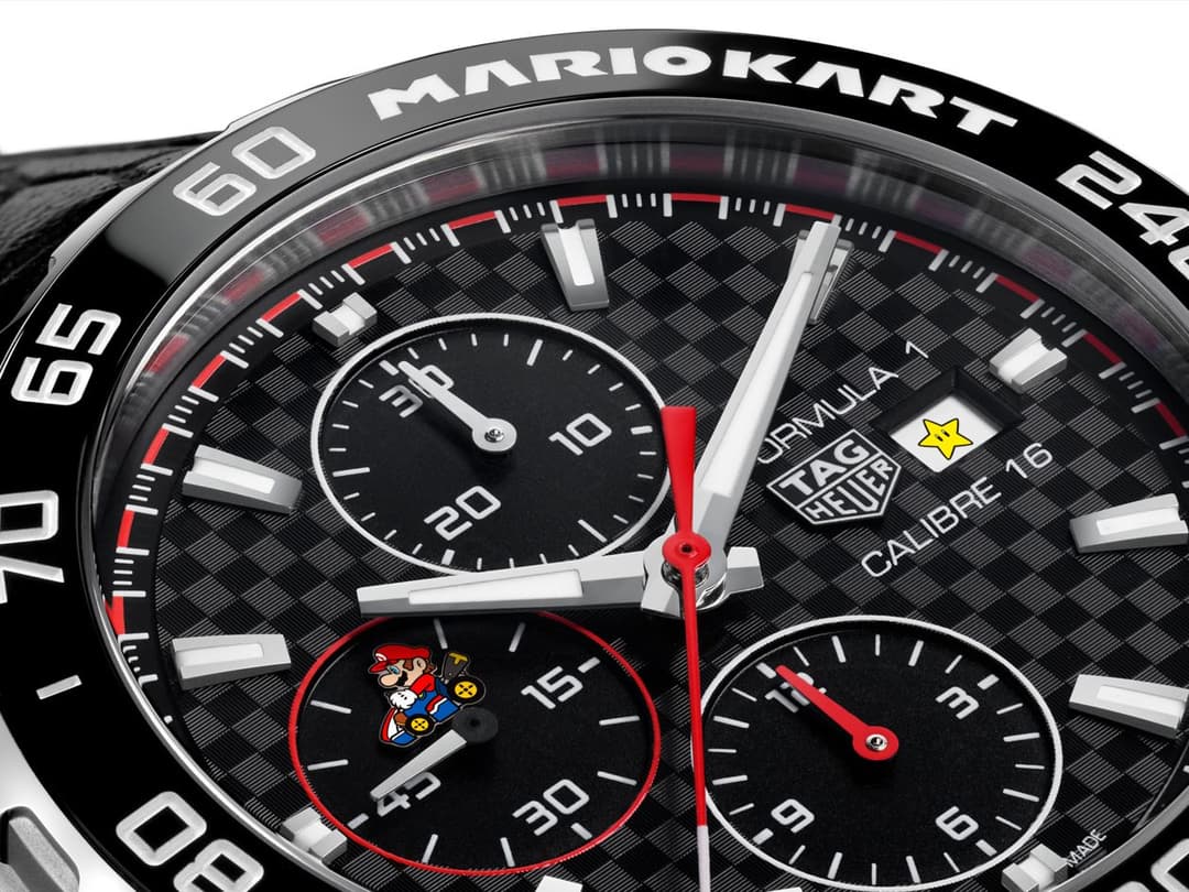 Montre Tag Heuer Formula 1 X Mario Kart avec cadran damier noir et anthracite, Mario au compteur des secondes cerclé de rouge, aiguilles rouges laquées