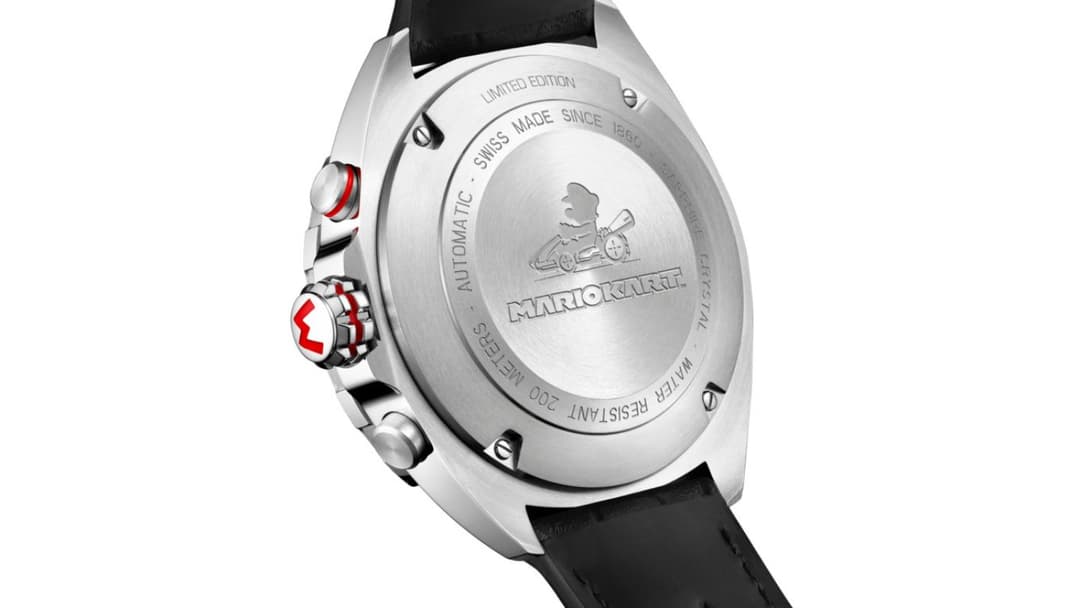 Montre TAG Heuer Formula 1 X Mario Kart avec boîtier acier, cadran noir, bracelet noir et poussoirs chrographe rouge et blanc