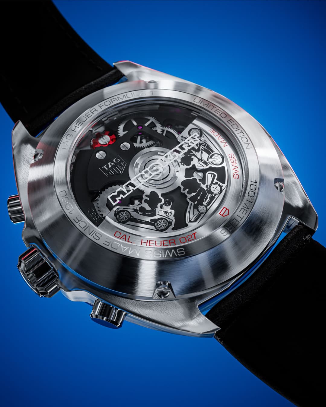 Montre Tag Heuer Formula 1 X Mario Kart avec boîtier acier, lunette noire et logo Mario Kart blanc luminescent, couronne rouge ornée du M de Mario
