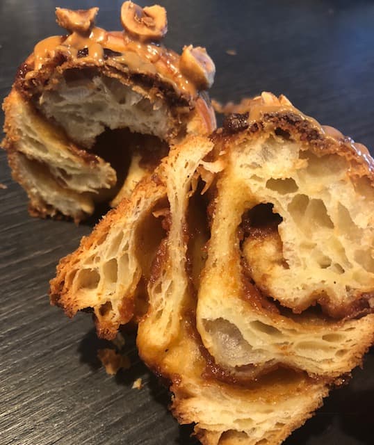 Brioche pralinée du Duo Créatif, dorée et feuilletée, avec des morceaux de pralin caramélisé en surface