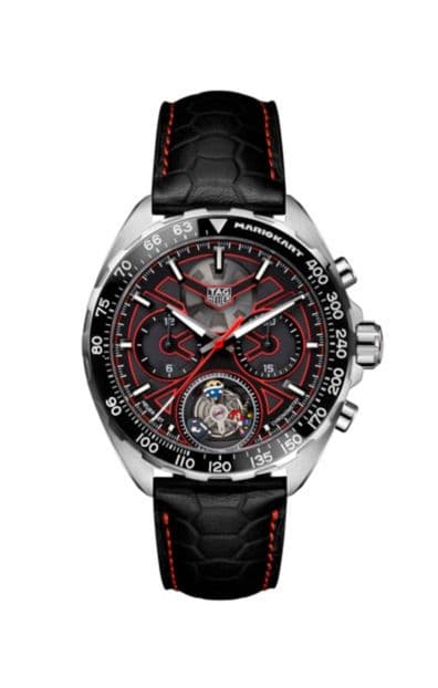 Montre Tag Heuer Formula 1 X Mario Kart avec cadran noir et rouge, chronographes à 3 et 9 heures, tourbillon visible à 6 heures montrant Mario en kart avec Carapace Bleue
