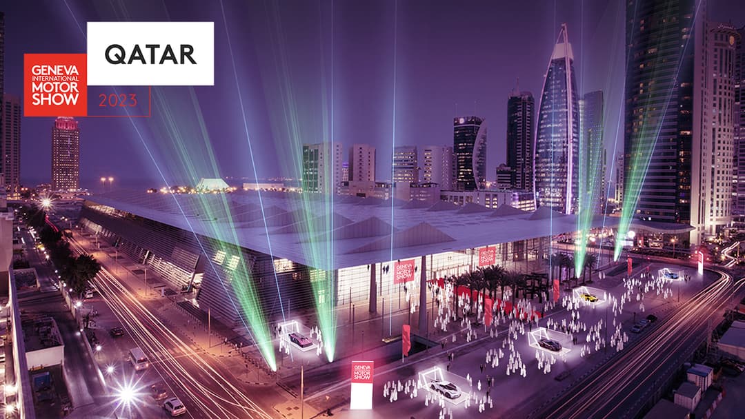 Logo du Geneva International Motor Show 2023 Qatar avec vue aérienne d'une exposition automobile illuminée à Doha, gratte-ciels et faisceaux de lumière verts et pourpres