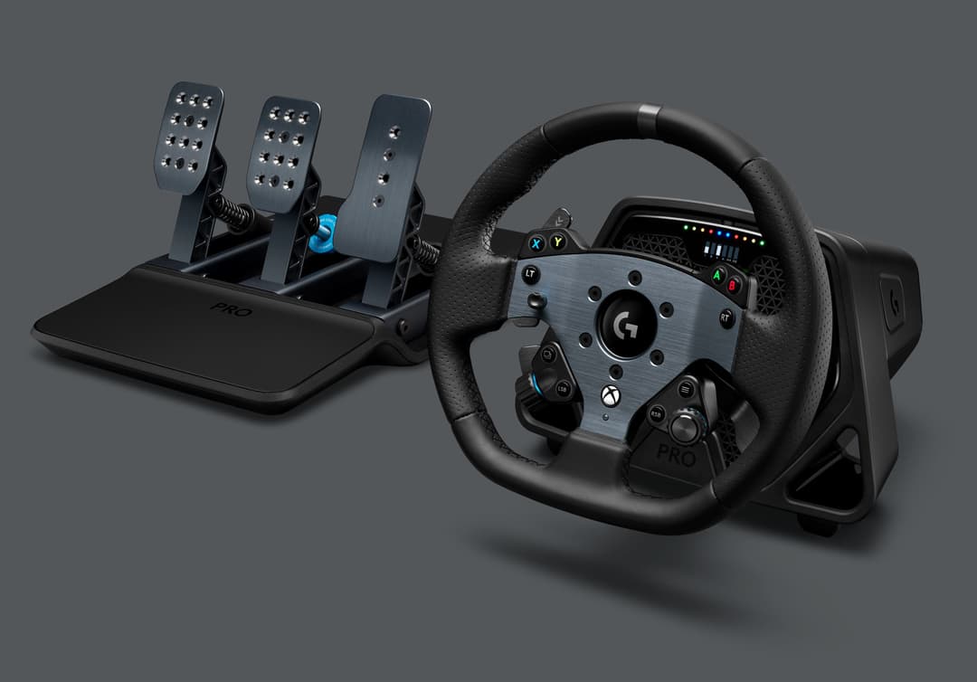 Logitech G PRO Racing avec volant noir et gris doté de boutons, et pédalier avec trois pédales