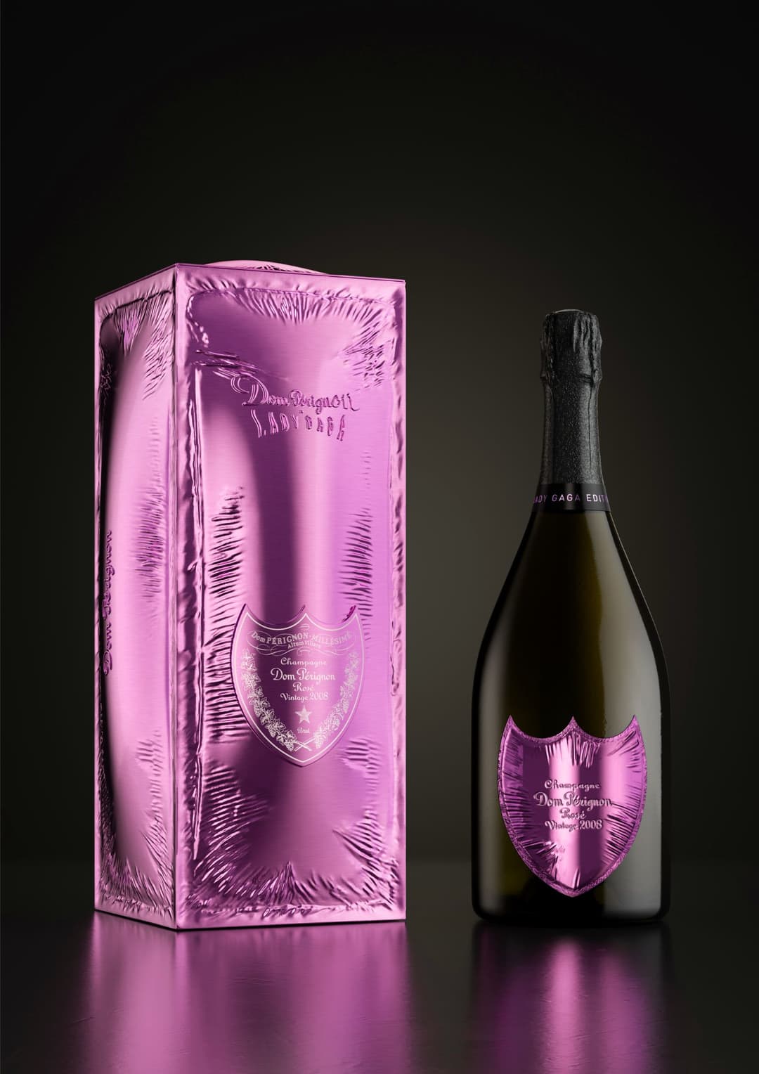 Bouteille de Dom Pérignon Rosé Vintage 2008 édition Lady Gaga avec son étui rose métallisé sur fond sombre